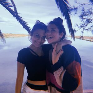 Carol Rovira Instagram - Els que em coneixeu bé sabeu què significa Lo Toll per a mi. I lo que m’agrada compartir-lo en la meua gent. Un indret humil però carregat d’història, menjades (la majoria de vegades, la paella és la protagonista), riures, xerrades, postes de sol, família, amistats, bones lectures i migdiades eternes. 
Un indret especial al mig dels camps d’arròs del meu estimat i amenaçat Delta, on em sento més jo que mai🌾

La gran @nuria_moliner encapçala el programa ENTRE QUATRE PARETS, on parlem de la vida, del Delta i d’aquesta professió que m’acompanya ara ja fa uns quants anys i que em fa anar sempre amunt i avall… Això sí, per molt lluny que estigui, per molt que viatgi, el meu cor sempre està en aquesta terra de fang i arròs🤍🌾🦩 

Gràcies a tot l’esquip de @prestalgia__ per plasmar de manera tan poètica i genuïna el que tot això significa per a mi. Si em voleu conèixer una miqueta més teniu ja el capítol disponible a la plataforma de @som3cat @3catcultura 🫶🏽💫
