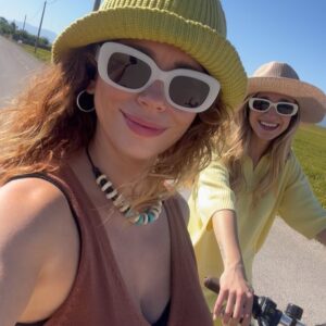 Carol Rovira Instagram - Els que em coneixeu bé sabeu què significa Lo Toll per a mi. I lo que m’agrada compartir-lo en la meua gent. Un indret humil però carregat d’història, menjades (la majoria de vegades, la paella és la protagonista), riures, xerrades, postes de sol, família, amistats, bones lectures i migdiades eternes. 
Un indret especial al mig dels camps d’arròs del meu estimat i amenaçat Delta, on em sento més jo que mai🌾

La gran @nuria_moliner encapçala el programa ENTRE QUATRE PARETS, on parlem de la vida, del Delta i d’aquesta professió que m’acompanya ara ja fa uns quants anys i que em fa anar sempre amunt i avall… Això sí, per molt lluny que estigui, per molt que viatgi, el meu cor sempre està en aquesta terra de fang i arròs🤍🌾🦩 

Gràcies a tot l’esquip de @prestalgia__ per plasmar de manera tan poètica i genuïna el que tot això significa per a mi. Si em voleu conèixer una miqueta més teniu ja el capítol disponible a la plataforma de @som3cat @3catcultura 🫶🏽💫