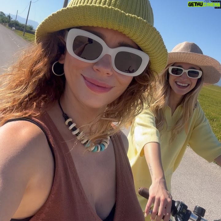 Carol Rovira - 7.4K Likes - Els que em coneixeu bé sabeu què significa Lo Toll per a mi. I lo que m’agrada compartir-lo en la meua gent. Un indret humil però carregat d’història, menjades (la majoria de vegades, la paella és la protagonista), riures, xerrades, postes de sol, família, amistats, bones lectures i migdiades eternes.
Un indret especial al mig dels camps d’arròs del meu estimat i amenaçat Delta, on em sento més jo que mai🌾
La gran @nuria_moliner encapçala el programa ENTRE QUATRE PARETS, on parlem de la vida, del Delta i d’aquesta professió que m’acompanya ara ja fa uns quants anys i que em fa anar sempre amunt i avall… Això sí, per molt lluny que estigui, per molt que viatgi, el meu cor sempre està en aquesta terra de fang i arròs🤍🌾🦩
Gràcies a tot l’esquip de @prestalgia__ per plasmar de manera tan poètica i genuïna el que tot això significa per a mi. Si em voleu conèixer una miqueta més teniu ja el capítol disponible a la plataforma de @som3cat @3catcultura 🫶🏽💫