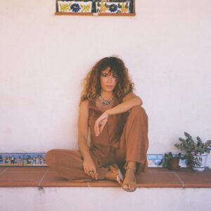 Carol Rovira Instagram - Els que em coneixeu bé sabeu què significa Lo Toll per a mi. I lo que m’agrada compartir-lo en la meua gent. Un indret humil però carregat d’història, menjades (la majoria de vegades, la paella és la protagonista), riures, xerrades, postes de sol, família, amistats, bones lectures i migdiades eternes. 
Un indret especial al mig dels camps d’arròs del meu estimat i amenaçat Delta, on em sento més jo que mai🌾

La gran @nuria_moliner encapçala el programa ENTRE QUATRE PARETS, on parlem de la vida, del Delta i d’aquesta professió que m’acompanya ara ja fa uns quants anys i que em fa anar sempre amunt i avall… Això sí, per molt lluny que estigui, per molt que viatgi, el meu cor sempre està en aquesta terra de fang i arròs🤍🌾🦩 

Gràcies a tot l’esquip de @prestalgia__ per plasmar de manera tan poètica i genuïna el que tot això significa per a mi. Si em voleu conèixer una miqueta més teniu ja el capítol disponible a la plataforma de @som3cat @3catcultura 🫶🏽💫