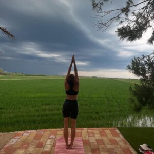 Carol Rovira Instagram - Els que em coneixeu bé sabeu què significa Lo Toll per a mi. I lo que m’agrada compartir-lo en la meua gent. Un indret humil però carregat d’història, menjades (la majoria de vegades, la paella és la protagonista), riures, xerrades, postes de sol, família, amistats, bones lectures i migdiades eternes. 
Un indret especial al mig dels camps d’arròs del meu estimat i amenaçat Delta, on em sento més jo que mai🌾

La gran @nuria_moliner encapçala el programa ENTRE QUATRE PARETS, on parlem de la vida, del Delta i d’aquesta professió que m’acompanya ara ja fa uns quants anys i que em fa anar sempre amunt i avall… Això sí, per molt lluny que estigui, per molt que viatgi, el meu cor sempre està en aquesta terra de fang i arròs🤍🌾🦩 

Gràcies a tot l’esquip de @prestalgia__ per plasmar de manera tan poètica i genuïna el que tot això significa per a mi. Si em voleu conèixer una miqueta més teniu ja el capítol disponible a la plataforma de @som3cat @3catcultura 🫶🏽💫