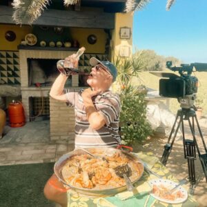 Carol Rovira Instagram - Els que em coneixeu bé sabeu què significa Lo Toll per a mi. I lo que m’agrada compartir-lo en la meua gent. Un indret humil però carregat d’història, menjades (la majoria de vegades, la paella és la protagonista), riures, xerrades, postes de sol, família, amistats, bones lectures i migdiades eternes. 
Un indret especial al mig dels camps d’arròs del meu estimat i amenaçat Delta, on em sento més jo que mai🌾

La gran @nuria_moliner encapçala el programa ENTRE QUATRE PARETS, on parlem de la vida, del Delta i d’aquesta professió que m’acompanya ara ja fa uns quants anys i que em fa anar sempre amunt i avall… Això sí, per molt lluny que estigui, per molt que viatgi, el meu cor sempre està en aquesta terra de fang i arròs🤍🌾🦩 

Gràcies a tot l’esquip de @prestalgia__ per plasmar de manera tan poètica i genuïna el que tot això significa per a mi. Si em voleu conèixer una miqueta més teniu ja el capítol disponible a la plataforma de @som3cat @3catcultura 🫶🏽💫