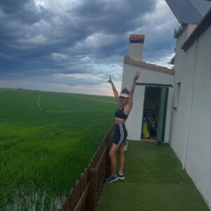 Carol Rovira Instagram - Els que em coneixeu bé sabeu què significa Lo Toll per a mi. I lo que m’agrada compartir-lo en la meua gent. Un indret humil però carregat d’història, menjades (la majoria de vegades, la paella és la protagonista), riures, xerrades, postes de sol, família, amistats, bones lectures i migdiades eternes. 
Un indret especial al mig dels camps d’arròs del meu estimat i amenaçat Delta, on em sento més jo que mai🌾

La gran @nuria_moliner encapçala el programa ENTRE QUATRE PARETS, on parlem de la vida, del Delta i d’aquesta professió que m’acompanya ara ja fa uns quants anys i que em fa anar sempre amunt i avall… Això sí, per molt lluny que estigui, per molt que viatgi, el meu cor sempre està en aquesta terra de fang i arròs🤍🌾🦩 

Gràcies a tot l’esquip de @prestalgia__ per plasmar de manera tan poètica i genuïna el que tot això significa per a mi. Si em voleu conèixer una miqueta més teniu ja el capítol disponible a la plataforma de @som3cat @3catcultura 🫶🏽💫