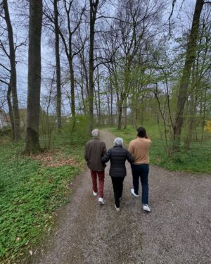 Carola Julio Instagram - Visitando a mi mamadre y a mi tío en Alemania. Con ellos viví entre España y Alemania y guardo los mejores recuerdos de juventud, esa juventud que saliendo del colegio, poco sabe del futuro, de decisiones correctas de qué estudiar, y con esa poca madurez propia de los 17. Pienso, cómo es posible que antes habían parejas que se casaban a partir de los 15 años o antes…. Si hasta nuestros abuelos, y de ahí para atrás ni decir, fueron precoces y la responsabilidad se vivía a tan temprana edad! 
Eternamente agradecida de todo. Los  adoro! ❤️