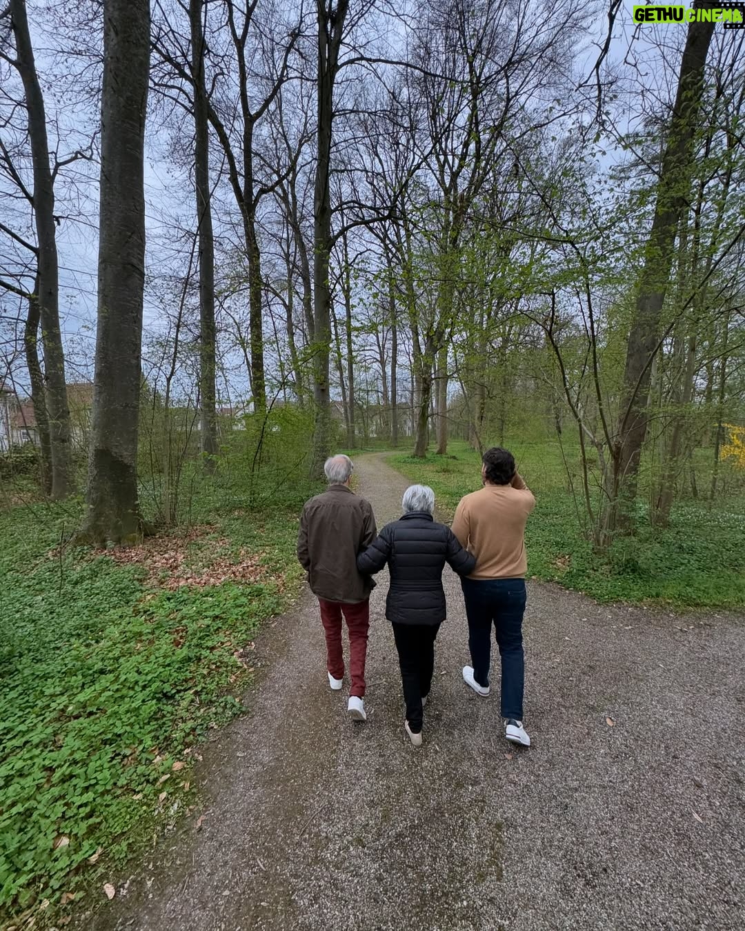 Carola Julio - 4K Likes - Visitando a mi mamadre y a mi tío en Alemania. Con ellos viví entre España y Alemania y guardo los mejores recuerdos de juventud, esa juventud que saliendo del colegio, poco sabe del futuro, de decisiones correctas de qué estudiar, y con esa poca madurez propia de los 17. Pienso, cómo es posible que antes habían parejas que se casaban a partir de los 15 años o antes…. Si hasta nuestros abuelos, y de ahí para atrás ni decir, fueron precoces y la responsabilidad se vivía a tan temprana edad!
Eternamente agradecida de todo. Los adoro! ❤️