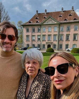 Carola Julio Instagram - Visitando a mi mamadre y a mi tío en Alemania. Con ellos viví entre España y Alemania y guardo los mejores recuerdos de juventud, esa juventud que saliendo del colegio, poco sabe del futuro, de decisiones correctas de qué estudiar, y con esa poca madurez propia de los 17. Pienso, cómo es posible que antes habían parejas que se casaban a partir de los 15 años o antes…. Si hasta nuestros abuelos, y de ahí para atrás ni decir, fueron precoces y la responsabilidad se vivía a tan temprana edad! 
Eternamente agradecida de todo. Los  adoro! ❤️