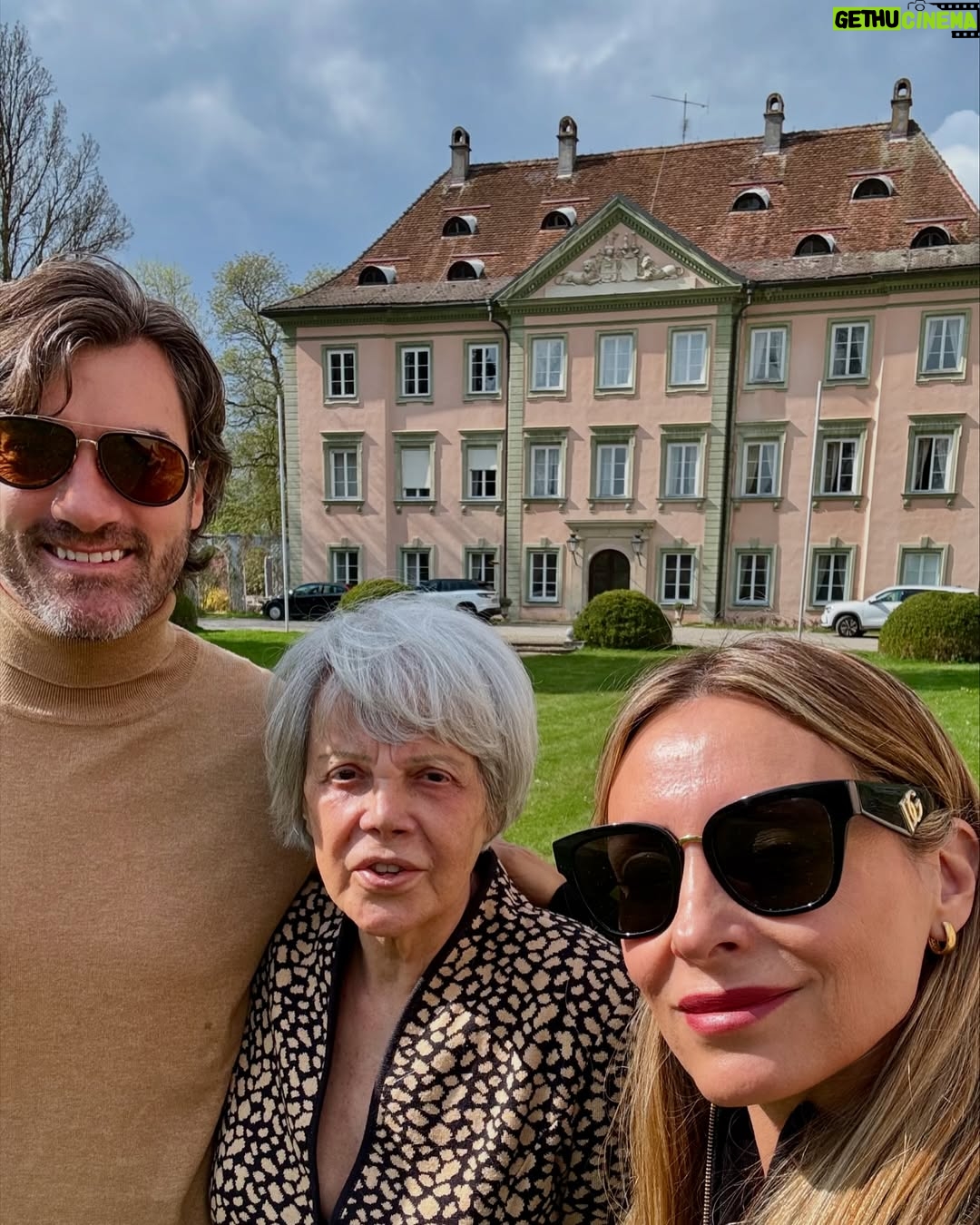 Carola Julio - 4K Likes - Visitando a mi mamadre y a mi tío en Alemania. Con ellos viví entre España y Alemania y guardo los mejores recuerdos de juventud, esa juventud que saliendo del colegio, poco sabe del futuro, de decisiones correctas de qué estudiar, y con esa poca madurez propia de los 17. Pienso, cómo es posible que antes habían parejas que se casaban a partir de los 15 años o antes…. Si hasta nuestros abuelos, y de ahí para atrás ni decir, fueron precoces y la responsabilidad se vivía a tan temprana edad!
Eternamente agradecida de todo. Los adoro! ❤️