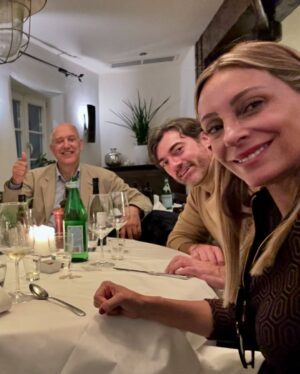 Carola Julio Instagram - Visitando a mi mamadre y a mi tío en Alemania. Con ellos viví entre España y Alemania y guardo los mejores recuerdos de juventud, esa juventud que saliendo del colegio, poco sabe del futuro, de decisiones correctas de qué estudiar, y con esa poca madurez propia de los 17. Pienso, cómo es posible que antes habían parejas que se casaban a partir de los 15 años o antes…. Si hasta nuestros abuelos, y de ahí para atrás ni decir, fueron precoces y la responsabilidad se vivía a tan temprana edad! 
Eternamente agradecida de todo. Los  adoro! ❤️