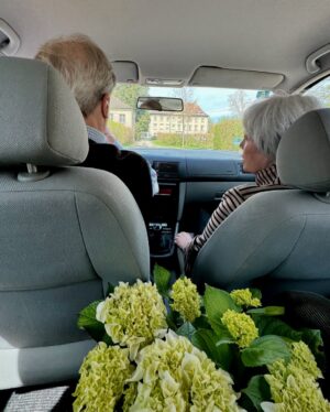 Carola Julio Instagram - Visitando a mi mamadre y a mi tío en Alemania. Con ellos viví entre España y Alemania y guardo los mejores recuerdos de juventud, esa juventud que saliendo del colegio, poco sabe del futuro, de decisiones correctas de qué estudiar, y con esa poca madurez propia de los 17. Pienso, cómo es posible que antes habían parejas que se casaban a partir de los 15 años o antes…. Si hasta nuestros abuelos, y de ahí para atrás ni decir, fueron precoces y la responsabilidad se vivía a tan temprana edad! 
Eternamente agradecida de todo. Los  adoro! ❤️