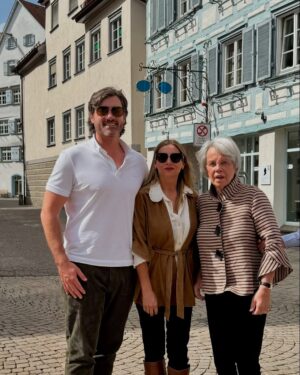 Carola Julio Instagram - Visitando a mi mamadre y a mi tío en Alemania. Con ellos viví entre España y Alemania y guardo los mejores recuerdos de juventud, esa juventud que saliendo del colegio, poco sabe del futuro, de decisiones correctas de qué estudiar, y con esa poca madurez propia de los 17. Pienso, cómo es posible que antes habían parejas que se casaban a partir de los 15 años o antes…. Si hasta nuestros abuelos, y de ahí para atrás ni decir, fueron precoces y la responsabilidad se vivía a tan temprana edad! 
Eternamente agradecida de todo. Los  adoro! ❤️