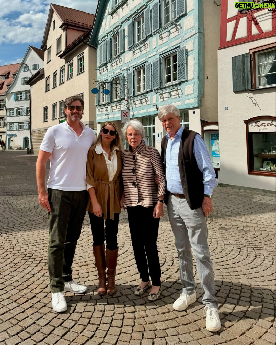 Carola Julio - 4K Likes - Visitando a mi mamadre y a mi tío en Alemania. Con ellos viví entre España y Alemania y guardo los mejores recuerdos de juventud, esa juventud que saliendo del colegio, poco sabe del futuro, de decisiones correctas de qué estudiar, y con esa poca madurez propia de los 17. Pienso, cómo es posible que antes habían parejas que se casaban a partir de los 15 años o antes…. Si hasta nuestros abuelos, y de ahí para atrás ni decir, fueron precoces y la responsabilidad se vivía a tan temprana edad!
Eternamente agradecida de todo. Los adoro! ❤️
