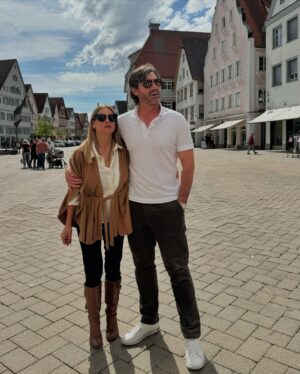 Carola Julio Instagram - Visitando a mi mamadre y a mi tío en Alemania. Con ellos viví entre España y Alemania y guardo los mejores recuerdos de juventud, esa juventud que saliendo del colegio, poco sabe del futuro, de decisiones correctas de qué estudiar, y con esa poca madurez propia de los 17. Pienso, cómo es posible que antes habían parejas que se casaban a partir de los 15 años o antes…. Si hasta nuestros abuelos, y de ahí para atrás ni decir, fueron precoces y la responsabilidad se vivía a tan temprana edad! 
Eternamente agradecida de todo. Los  adoro! ❤️