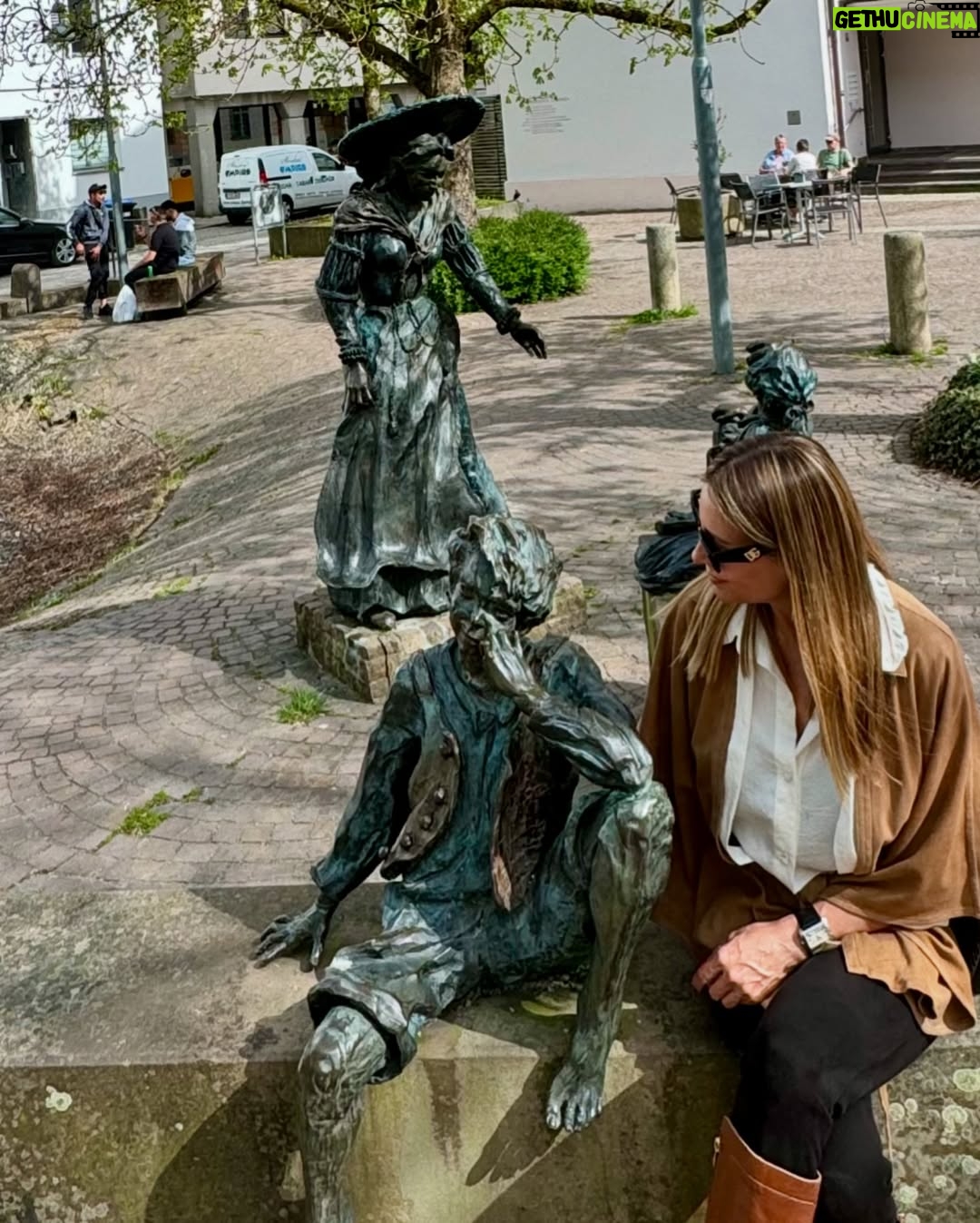 Carola Julio - 4K Likes - Visitando a mi mamadre y a mi tío en Alemania. Con ellos viví entre España y Alemania y guardo los mejores recuerdos de juventud, esa juventud que saliendo del colegio, poco sabe del futuro, de decisiones correctas de qué estudiar, y con esa poca madurez propia de los 17. Pienso, cómo es posible que antes habían parejas que se casaban a partir de los 15 años o antes…. Si hasta nuestros abuelos, y de ahí para atrás ni decir, fueron precoces y la responsabilidad se vivía a tan temprana edad!
Eternamente agradecida de todo. Los adoro! ❤️