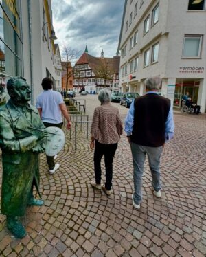 Carola Julio Instagram - Visitando a mi mamadre y a mi tío en Alemania. Con ellos viví entre España y Alemania y guardo los mejores recuerdos de juventud, esa juventud que saliendo del colegio, poco sabe del futuro, de decisiones correctas de qué estudiar, y con esa poca madurez propia de los 17. Pienso, cómo es posible que antes habían parejas que se casaban a partir de los 15 años o antes…. Si hasta nuestros abuelos, y de ahí para atrás ni decir, fueron precoces y la responsabilidad se vivía a tan temprana edad! 
Eternamente agradecida de todo. Los  adoro! ❤️