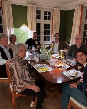 Carola Julio Instagram - Visitando a mi mamadre y a mi tío en Alemania. Con ellos viví entre España y Alemania y guardo los mejores recuerdos de juventud, esa juventud que saliendo del colegio, poco sabe del futuro, de decisiones correctas de qué estudiar, y con esa poca madurez propia de los 17. Pienso, cómo es posible que antes habían parejas que se casaban a partir de los 15 años o antes…. Si hasta nuestros abuelos, y de ahí para atrás ni decir, fueron precoces y la responsabilidad se vivía a tan temprana edad! 
Eternamente agradecida de todo. Los  adoro! ❤️