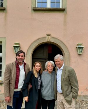 Carola Julio Instagram - Visitando a mi mamadre y a mi tío en Alemania. Con ellos viví entre España y Alemania y guardo los mejores recuerdos de juventud, esa juventud que saliendo del colegio, poco sabe del futuro, de decisiones correctas de qué estudiar, y con esa poca madurez propia de los 17. Pienso, cómo es posible que antes habían parejas que se casaban a partir de los 15 años o antes…. Si hasta nuestros abuelos, y de ahí para atrás ni decir, fueron precoces y la responsabilidad se vivía a tan temprana edad! 
Eternamente agradecida de todo. Los  adoro! ❤️