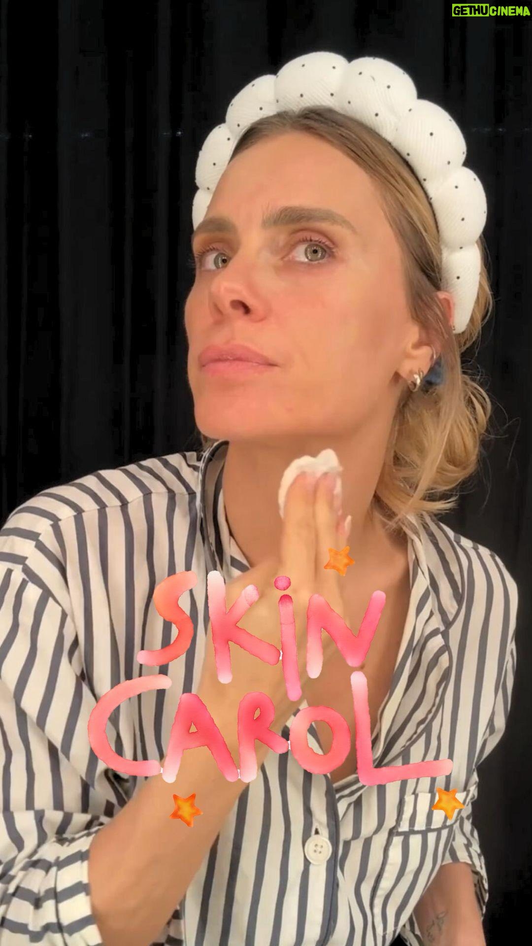 Carolina Dieckmann - 3 Likes - tava só querendo chegar em casa,
tirar a maquiagem
e cama...
mas esse momentinho,
de se olhar e se cuidar,
é bom demais!
quem mais aí ama tbem???
e amanhã eu boto produtinhos
nos stories, tá?
beijo!