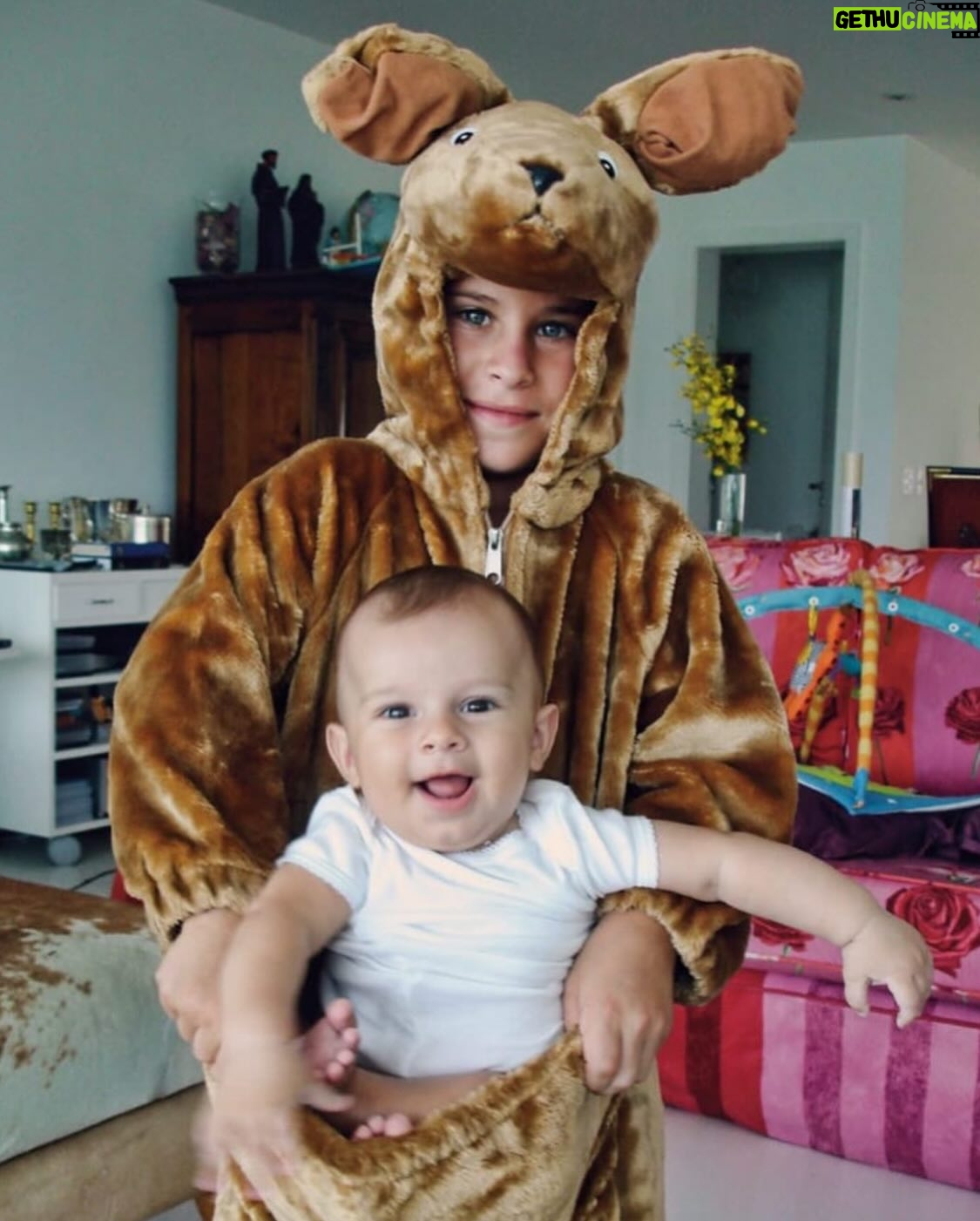 Carolina Dieckmann - 3 Likes - a mãe q eu sou
certamente é muito do q ela foi
das coisas q ela nem disse, mas fez,
dos dias em q ela não estava fisicamente,
embora muito presente, dentro.
uma mãe é sempre filha também,
e os registros dessa relação
ficam ecoando,
como uma música tatuada na alma.
ser mãe me deu a possibilidade de compreender o q não é compreensível.
e de sentir também.
feliz dia
pra quem como eu
desde q foi mãe,
jamais soube ser de outro jeito;
e à minha,
a saudade imensa de ser sua filha.