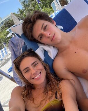 Carolina Dieckmann Instagram - a mãe q eu sou
certamente é muito do q ela foi
das coisas q ela nem disse, mas fez, 
dos dias em q ela não estava fisicamente,
embora muito presente, dentro.

uma mãe é sempre filha também,
e os registros dessa relação 
ficam ecoando,
como uma música tatuada na alma.

ser mãe me deu a possibilidade de compreender o q não é compreensível.
e de sentir também.

feliz dia 
pra quem como eu
desde q foi mãe,
jamais soube ser de outro jeito;
e à minha,
a saudade imensa de ser sua filha.