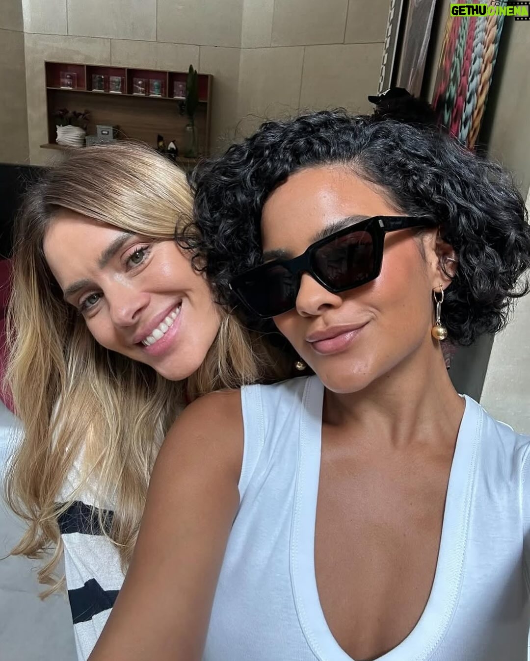 Carolina Dieckmann - 3 Likes - dumpzinho de bastidores
com meus vale tuders!
quem tá animado pro
capítulo de hoje? 🤍