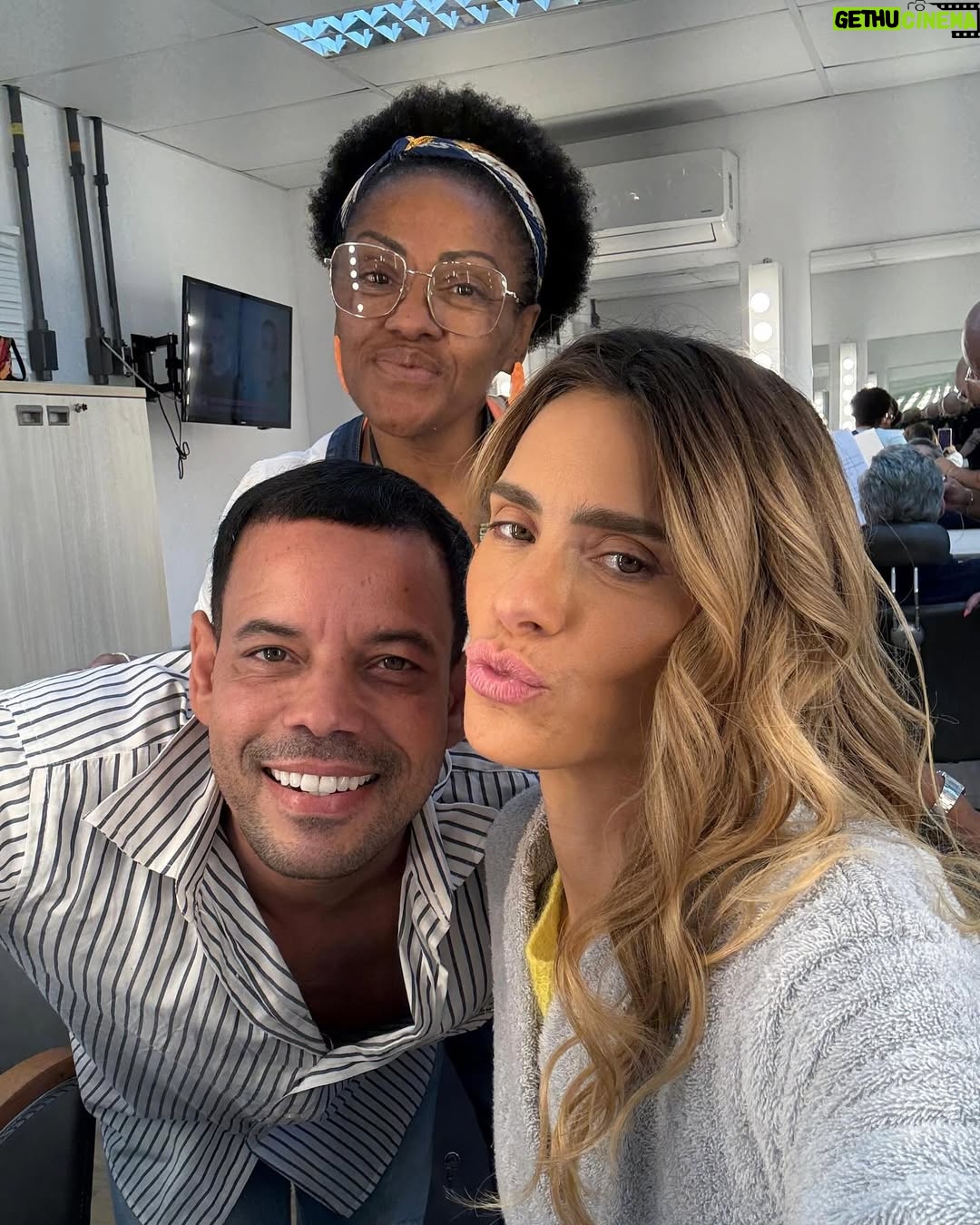 Carolina Dieckmann - 3 Likes - dumpzinho de bastidores
com meus vale tuders!
quem tá animado pro
capítulo de hoje? 🤍