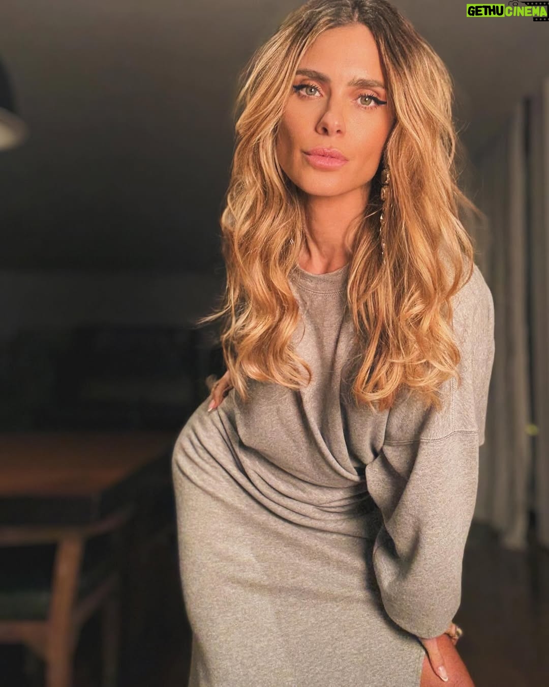 Carolina Dieckmann - 3 Likes - lookinho de ontem
•
•
•
vestido @isabelmarant
beauty @fred_uillian
