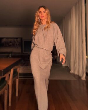 Carolina Dieckmann Instagram - lookinho de ontem
•
•
•
vestido @isabelmarant 
beauty @fred_uillian