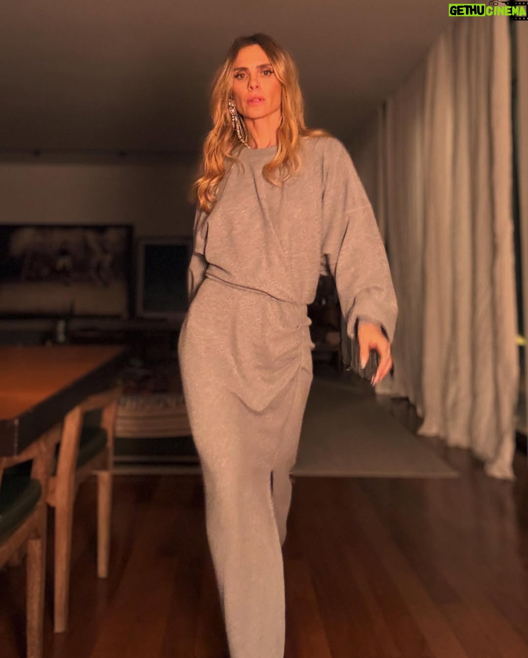 Carolina Dieckmann - 3 Likes - lookinho de ontem
•
•
•
vestido @isabelmarant
beauty @fred_uillian