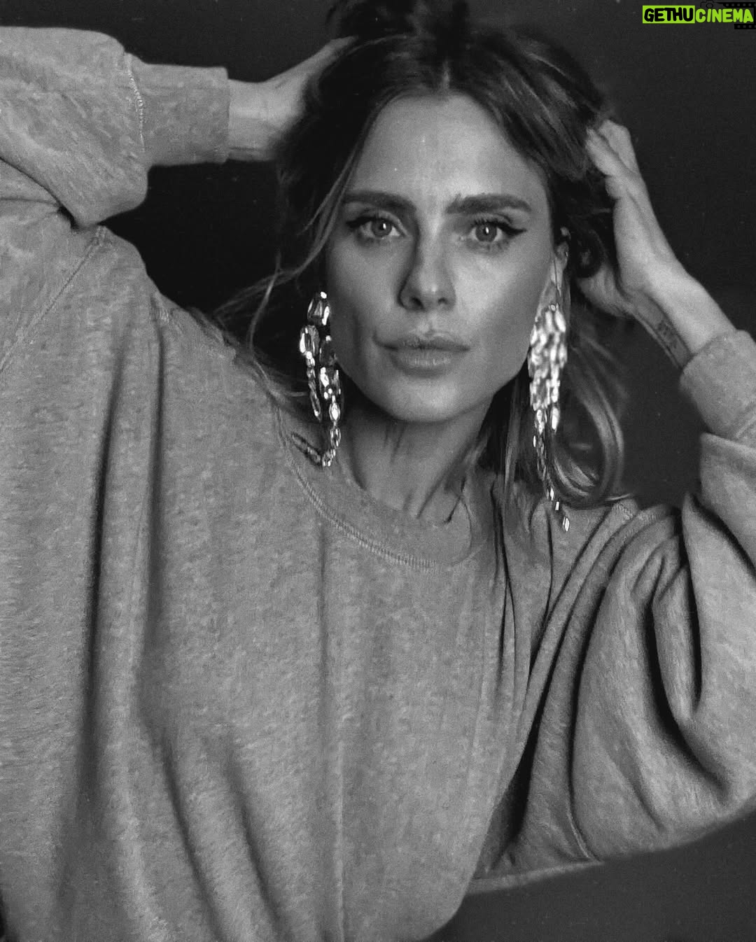 Carolina Dieckmann - 3 Likes - lookinho de ontem
•
•
•
vestido @isabelmarant
beauty @fred_uillian