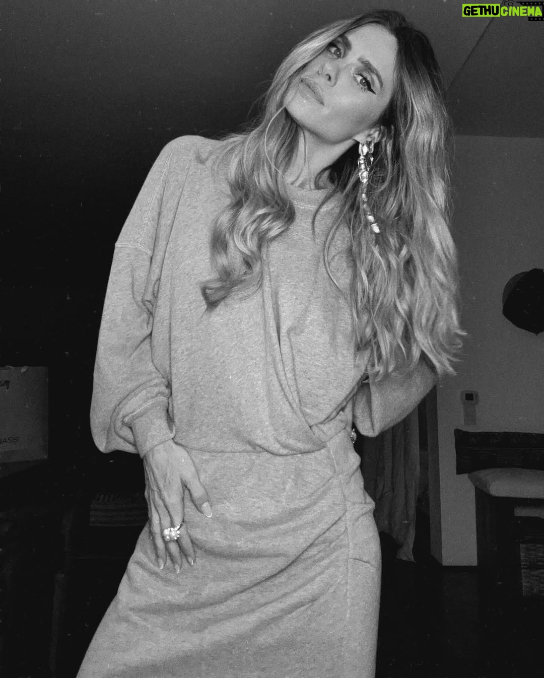 Carolina Dieckmann - 3 Likes - lookinho de ontem
•
•
•
vestido @isabelmarant
beauty @fred_uillian