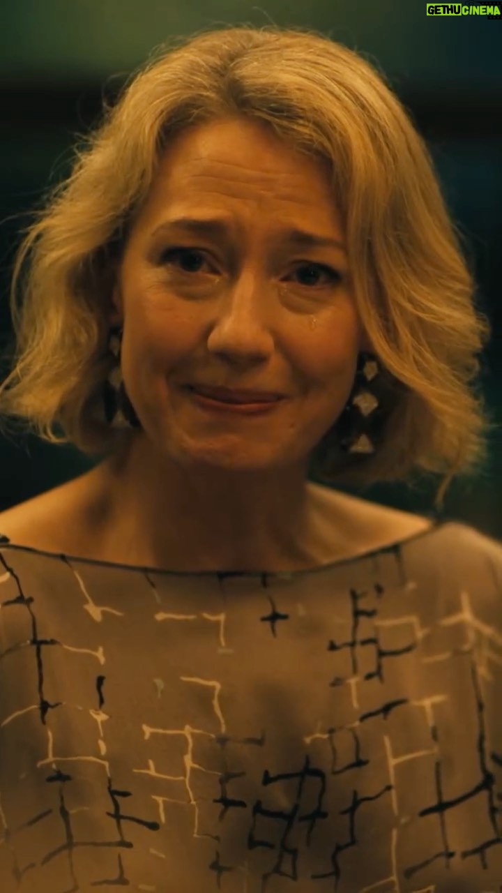 Carrie Coon - 150.4K Likes - Just happy to be at the table. @carriecoon @mslesliebibb @michellemonaghan #TheWhiteLotus