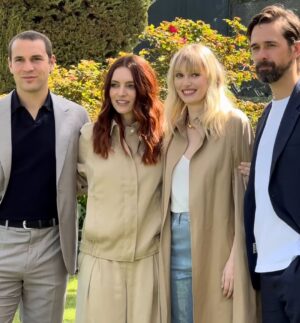 Caterina Shulha Instagram - Amiciiiii 

Il 30 marzo vi aspettiamo su @rai1official con una nuova serie pazzesca “Costanza”

 Vi piacerà, promesso 🤞❤️

@rai1official @banijayitalia @banijaystudios @_alessiagazzola_ @stefano_chiappi_management @federicatosi @isabellaavenali