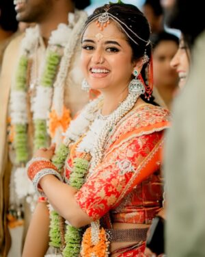 Chaitra Vasudevan Instagram - 2 months ago same day😇
.
.
Photography @deepak_vijay_photography 
Makeup @makeoverwithlakshmi_shetty 
Saree work & blouse @haritva_designer_studio 
Custom made Jewel @kheajewellery 
Flower garlands @jayashreehanu
