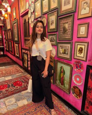Chaitra Vasudevan Instagram - My Recent Event for Evoke Technologies CEO Ramesh Madala sir at Hyderabad beautiful outfit by @ss_dreamy_rentals_banglore
.
.
#hyderabad_diaries #photodump! visited@sabyasachiofficial Hyderabad @tabularasa_alfrescobar #charminarhyderabad