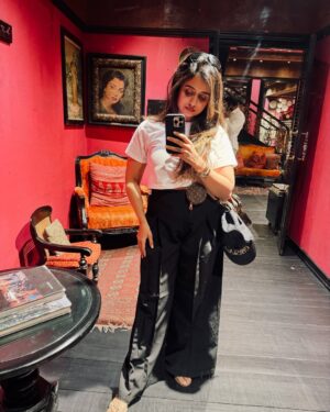 Chaitra Vasudevan Instagram - My Recent Event for Evoke Technologies CEO Ramesh Madala sir at Hyderabad beautiful outfit by @ss_dreamy_rentals_banglore
.
.
#hyderabad_diaries #photodump! visited@sabyasachiofficial Hyderabad @tabularasa_alfrescobar #charminarhyderabad