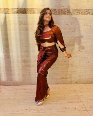 Chaitra Vasudevan Instagram - My Recent Event for Evoke Technologies CEO Ramesh Madala sir at Hyderabad beautiful outfit by @ss_dreamy_rentals_banglore
.
.
#hyderabad_diaries #photodump! visited@sabyasachiofficial Hyderabad @tabularasa_alfrescobar #charminarhyderabad