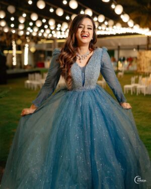 Chaitra Vasudevan Instagram - Feeling beautiful before hitting the stage
.
.
Makeup @akshathaprasadmakeupartist 
Outfit @chandangowda_official 
Beautiful photos @onehorizonproductions