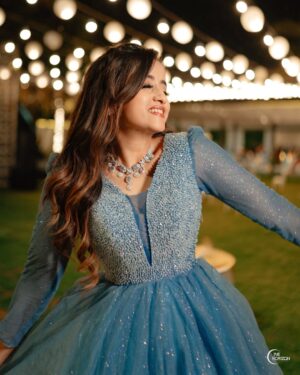 Chaitra Vasudevan Instagram - Feeling beautiful before hitting the stage
.
.
Makeup @akshathaprasadmakeupartist 
Outfit @chandangowda_official 
Beautiful photos @onehorizonproductions