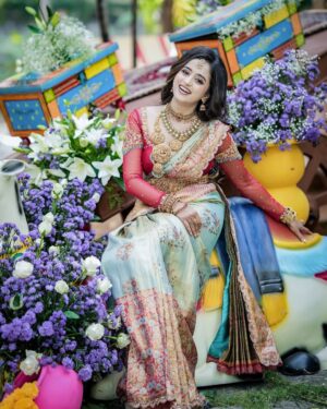 Chaitra Vasudevan Instagram - ನಿಮಗೂ ಮತ್ತು ನಿಮ್ಮ ಕುಟುಂಬದವರಿಗೂ ಯುಗಾದಿ ಹಬ್ಬದ ಶುಭಾಶಯಗಳು!
.
.
Beautiful photos @clicktech_productions @storiesbypawanchandran 
Makeup for my special day @harshithareddy_artistry @hair_by_bhavya_achar 
Flowers n accesory for hair @jayashreehanu 
Blouse designer @saara_designer 
Decor @sai_sravana_murthy @signaturedecorbyrohitofficial @events_factoryy