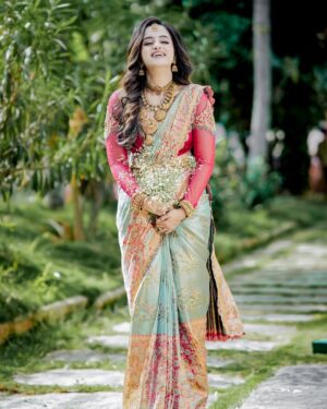 Chaitra Vasudevan Instagram - ನಿಮಗೂ ಮತ್ತು ನಿಮ್ಮ ಕುಟುಂಬದವರಿಗೂ ಯುಗಾದಿ ಹಬ್ಬದ ಶುಭಾಶಯಗಳು!
.
.
Beautiful photos @clicktech_productions @storiesbypawanchandran 
Makeup for my special day @harshithareddy_artistry @hair_by_bhavya_achar 
Flowers n accesory for hair @jayashreehanu 
Blouse designer @saara_designer 
Decor @sai_sravana_murthy @signaturedecorbyrohitofficial @events_factoryy