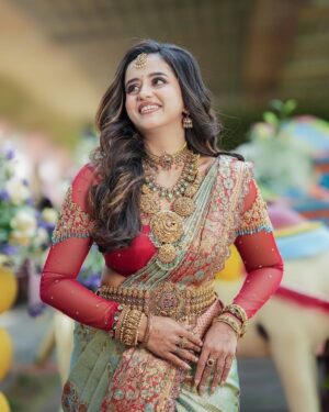 Chaitra Vasudevan Instagram - ನಿಮಗೂ ಮತ್ತು ನಿಮ್ಮ ಕುಟುಂಬದವರಿಗೂ ಯುಗಾದಿ ಹಬ್ಬದ ಶುಭಾಶಯಗಳು!
.
.
Beautiful photos @clicktech_productions @storiesbypawanchandran 
Makeup for my special day @harshithareddy_artistry @hair_by_bhavya_achar 
Flowers n accesory for hair @jayashreehanu 
Blouse designer @saara_designer 
Decor @sai_sravana_murthy @signaturedecorbyrohitofficial @events_factoryy