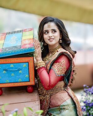 Chaitra Vasudevan Instagram - ನಿಮಗೂ ಮತ್ತು ನಿಮ್ಮ ಕುಟುಂಬದವರಿಗೂ ಯುಗಾದಿ ಹಬ್ಬದ ಶುಭಾಶಯಗಳು!
.
.
Beautiful photos @clicktech_productions @storiesbypawanchandran 
Makeup for my special day @harshithareddy_artistry @hair_by_bhavya_achar 
Flowers n accesory for hair @jayashreehanu 
Blouse designer @saara_designer 
Decor @sai_sravana_murthy @signaturedecorbyrohitofficial @events_factoryy