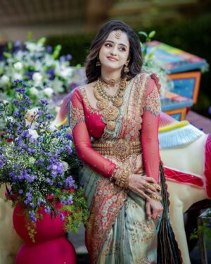 Chaitra Vasudevan Instagram - ನಿಮಗೂ ಮತ್ತು ನಿಮ್ಮ ಕುಟುಂಬದವರಿಗೂ ಯುಗಾದಿ ಹಬ್ಬದ ಶುಭಾಶಯಗಳು!
.
.
Beautiful photos @clicktech_productions @storiesbypawanchandran 
Makeup for my special day @harshithareddy_artistry @hair_by_bhavya_achar 
Flowers n accesory for hair @jayashreehanu 
Blouse designer @saara_designer 
Decor @sai_sravana_murthy @signaturedecorbyrohitofficial @events_factoryy