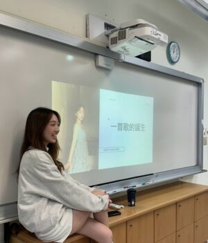 Chanel Wang Instagram - 🚩KC CAREER DAY🚩
這是第二年在康橋當講師啦
今年跟大家分享了一首歌的誕生
每一首我們耳機裡的歌 都來之不易
都是每一位歌手的小寶寶
謝謝同學們來聽課來聽我說故事
今年依舊看起來是人很好的講師
所以大家都坐滿滿啦
報告完畢
希望明年再見😝