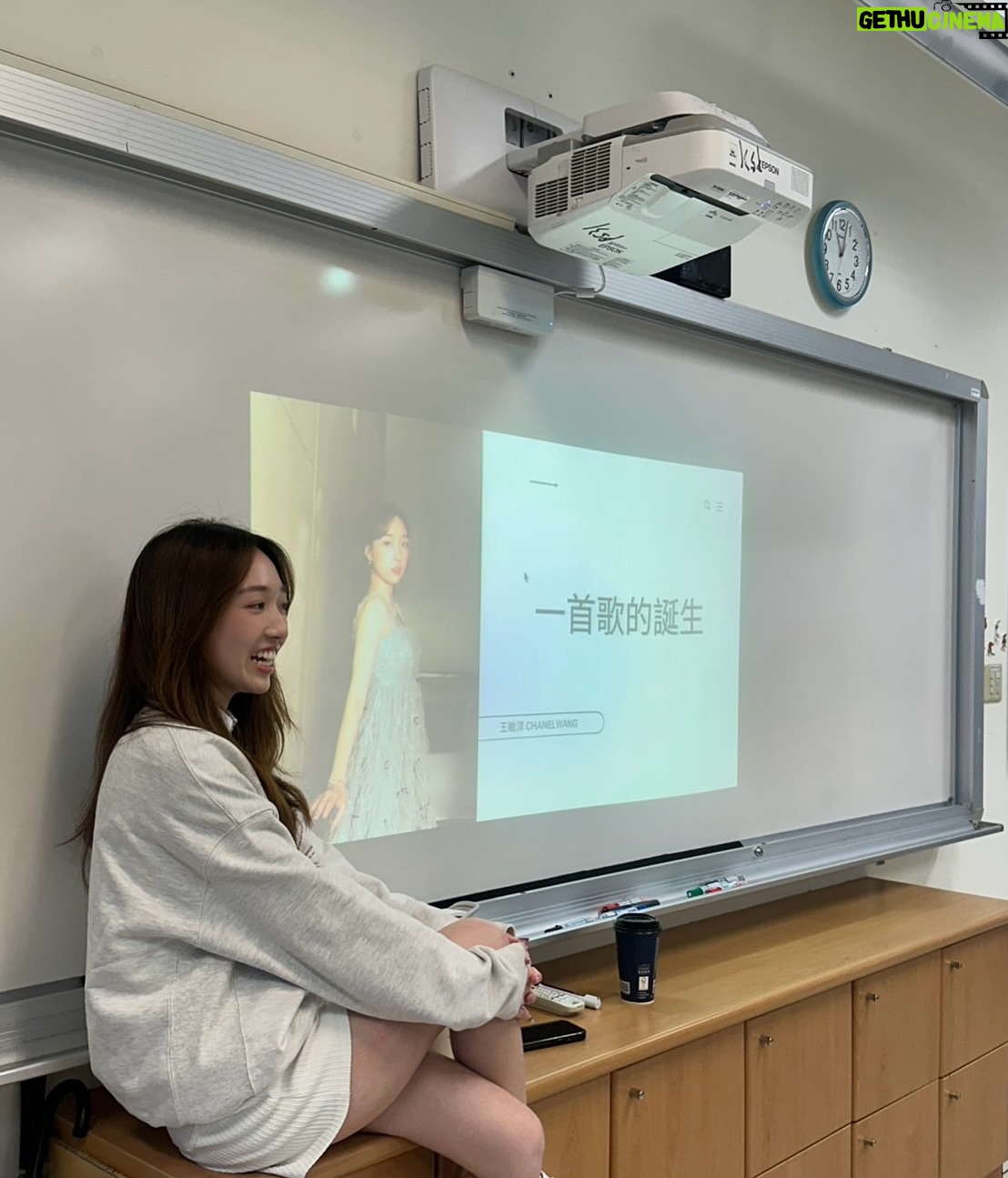 Chanel Wang - 3.8K Likes - 🚩KC CAREER DAY🚩
這是第二年在康橋當講師啦
今年跟大家分享了一首歌的誕生
每一首我們耳機裡的歌 都來之不易
都是每一位歌手的小寶寶
謝謝同學們來聽課來聽我說故事
今年依舊看起來是人很好的講師
所以大家都坐滿滿啦
報告完畢
希望明年再見😝