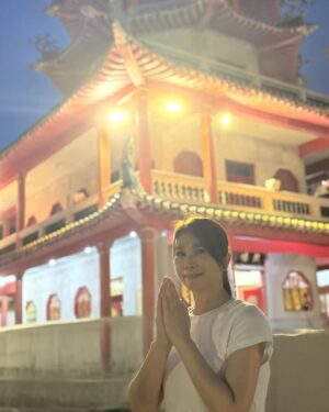 Chen Xiuhuan Instagram - Happy Vesak Day! 
昨天参加了三步一拜。
以一颗真诚的心，三步一拜，慢慢放下执念，让心归于平静。
只要坚持，没有过不去的难关。

愿大家卫塞节快乐，心中常存慈悲与平安！
#卫塞节快乐 
#三步一拜 
#threestepsonebow 
#VesakDay
#Buddha
#Peace
#Compassion
#BeKind
#chenxiuhuan
#陈秀环