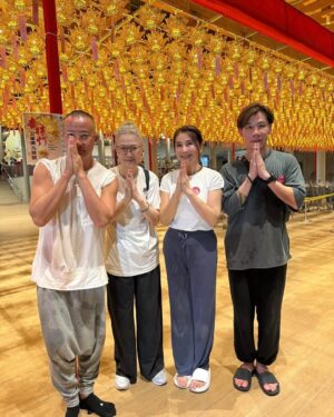 Chen Xiuhuan Instagram - Happy Vesak Day! 
昨天参加了三步一拜。
以一颗真诚的心，三步一拜，慢慢放下执念，让心归于平静。
只要坚持，没有过不去的难关。

愿大家卫塞节快乐，心中常存慈悲与平安！
#卫塞节快乐 
#三步一拜 
#threestepsonebow 
#VesakDay
#Buddha
#Peace
#Compassion
#BeKind
#chenxiuhuan
#陈秀环