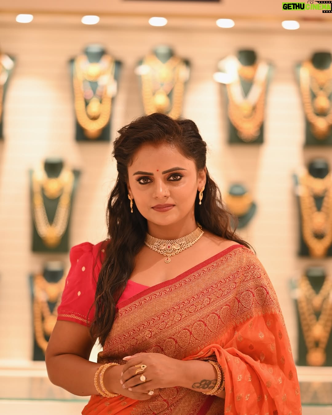 Cherika R Murthy - 1.3K Likes - ಅಕ್ಷಯ ತೃತೀಯ E Akshaya tritiya Nimma Sampattu
Arogya Vriddisali Maneyali Kushi Tumbali
Akshaya Tritiyada Shubhashayagalu
Jewels by @sktm_mysuru
#cherika
#kannadathi #kannada #actress #ashwini #kannadaactress #tamilactress #chelvi #lakshminivasa #zeekannada #revathi #gettimelam #zeetamil #ashwinirmurthy #instagram @cherikarmurthy
@cherika_rmurthy
#vijaynagarbangalore