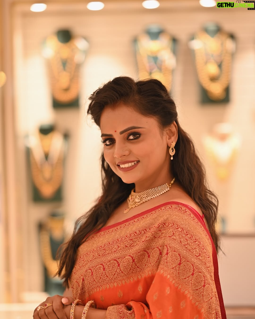 Cherika R Murthy - 1.3K Likes - ಅಕ್ಷಯ ತೃತೀಯ E Akshaya tritiya Nimma Sampattu
Arogya Vriddisali Maneyali Kushi Tumbali
Akshaya Tritiyada Shubhashayagalu
Jewels by @sktm_mysuru
#cherika
#kannadathi #kannada #actress #ashwini #kannadaactress #tamilactress #chelvi #lakshminivasa #zeekannada #revathi #gettimelam #zeetamil #ashwinirmurthy #instagram @cherikarmurthy
@cherika_rmurthy
#vijaynagarbangalore