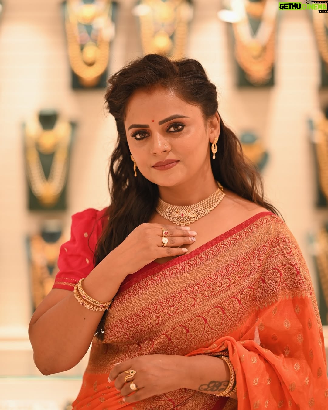 Cherika R Murthy - 1.3K Likes - ಅಕ್ಷಯ ತೃತೀಯ E Akshaya tritiya Nimma Sampattu
Arogya Vriddisali Maneyali Kushi Tumbali
Akshaya Tritiyada Shubhashayagalu
Jewels by @sktm_mysuru
#cherika
#kannadathi #kannada #actress #ashwini #kannadaactress #tamilactress #chelvi #lakshminivasa #zeekannada #revathi #gettimelam #zeetamil #ashwinirmurthy #instagram @cherikarmurthy
@cherika_rmurthy
#vijaynagarbangalore